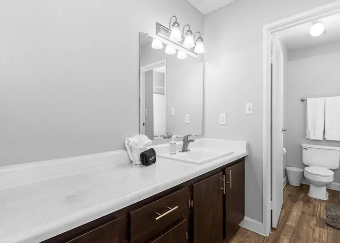 Hideaway Luxe Amenities Parking Apartment *